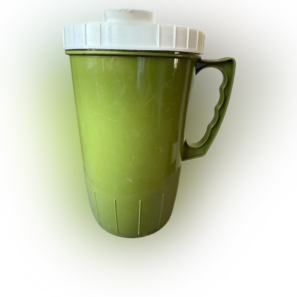 Vintage Tupperware Green Pitcher with White Flip-Top Lid – 8.5” Tall - Picture 4 of 10